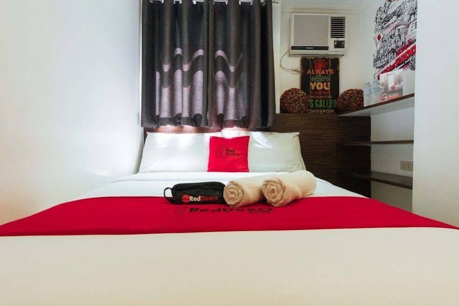 Reddoorz Plus @ Poblacion Makati Makati City Exteriör bild