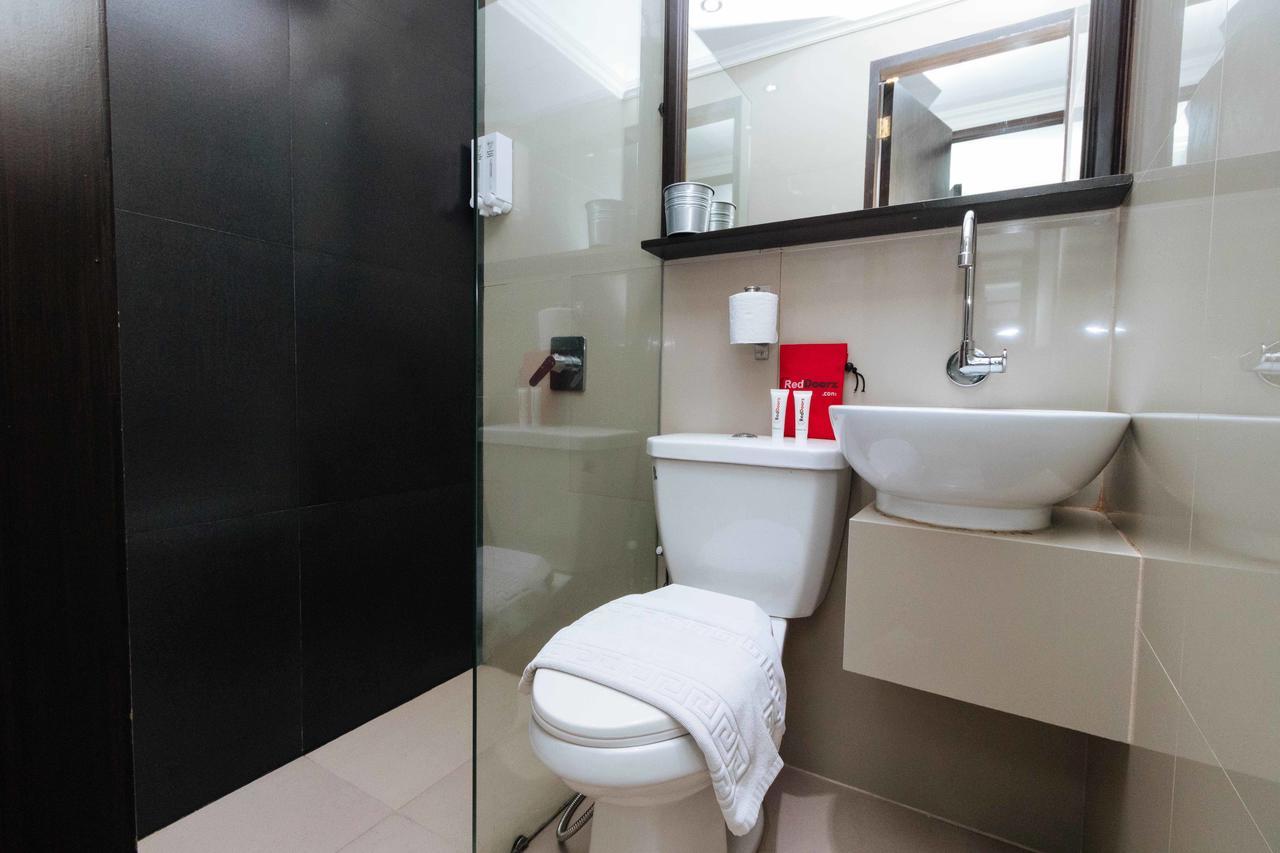 Reddoorz Plus @ Poblacion Makati Makati City Exteriör bild