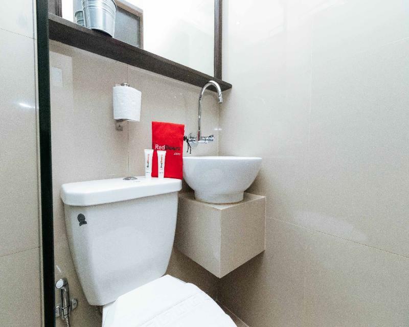 Reddoorz Plus @ Poblacion Makati Makati City Exteriör bild